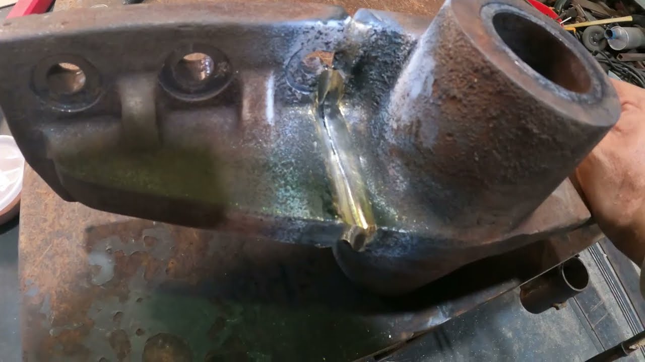 Припой чугуна на детали железнодорожной машины.