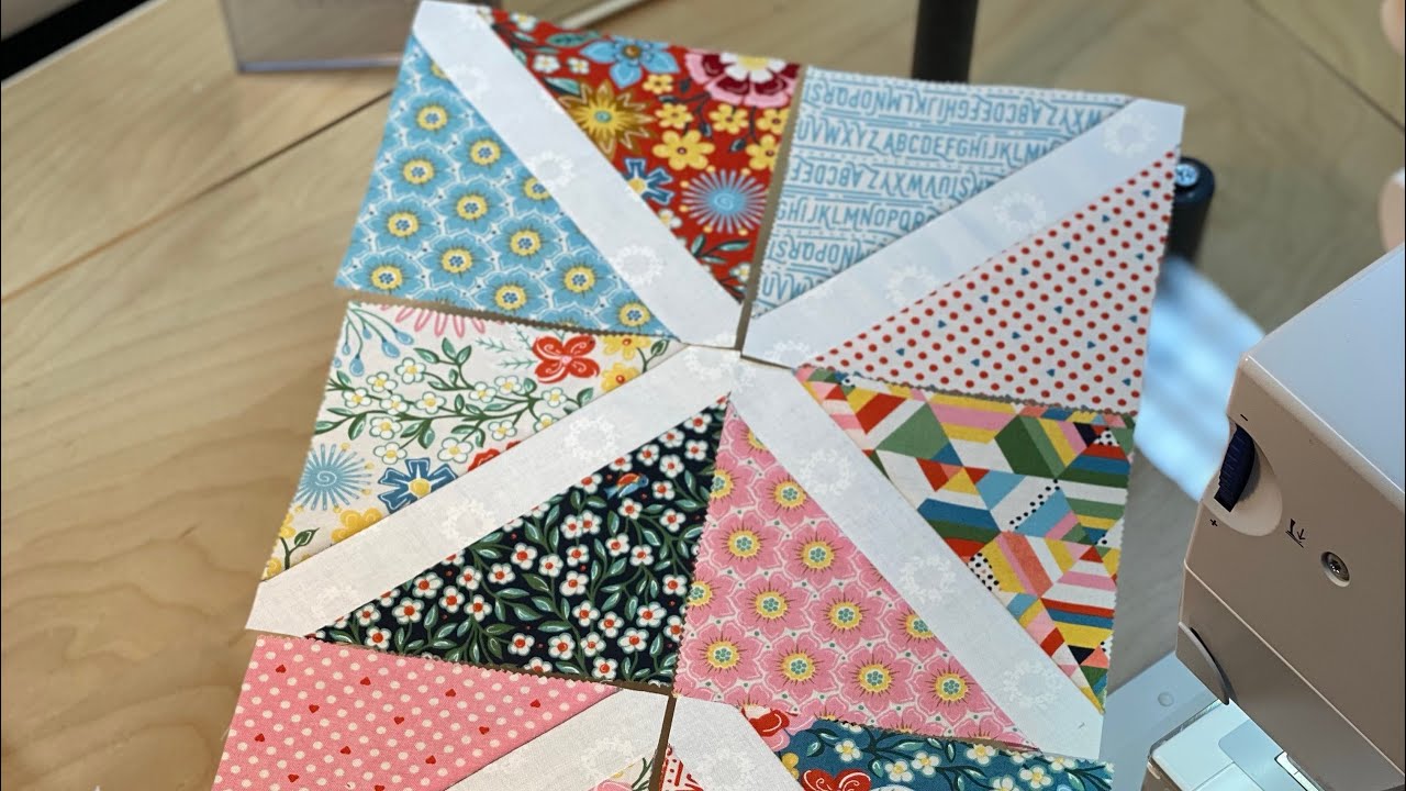 Beim Nähabend ist ein schöner Patchwork Block mit vielen Möglichkeiten aus Charm Packs entstanden