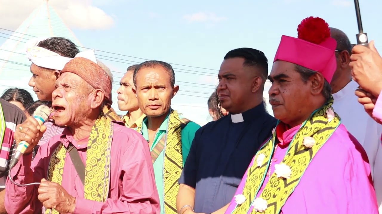 Penjemputan Uskup Agung Kupang Mgr. Hironimus Pakaenoni Di Bundaran Patung 3 Raja TTU Secara Adat