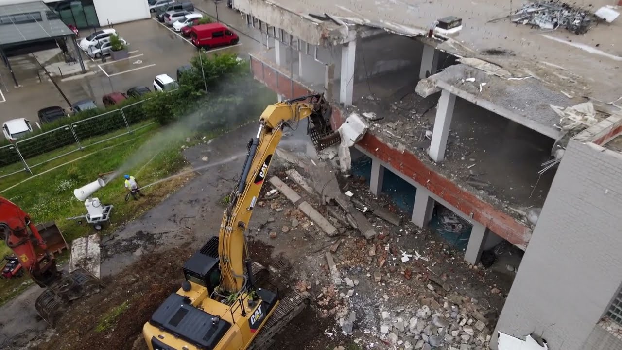 Demolice b&yacute;val&eacute; budovy banky ve Zl&iacute;ně