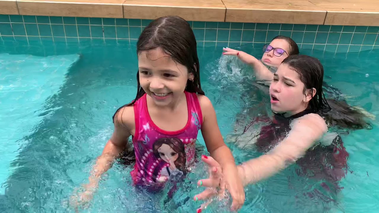 ENSINANDO A LAYS NADAR SEM BÓIA NA PISCINA FUNDA - Hoje é dia de Marias