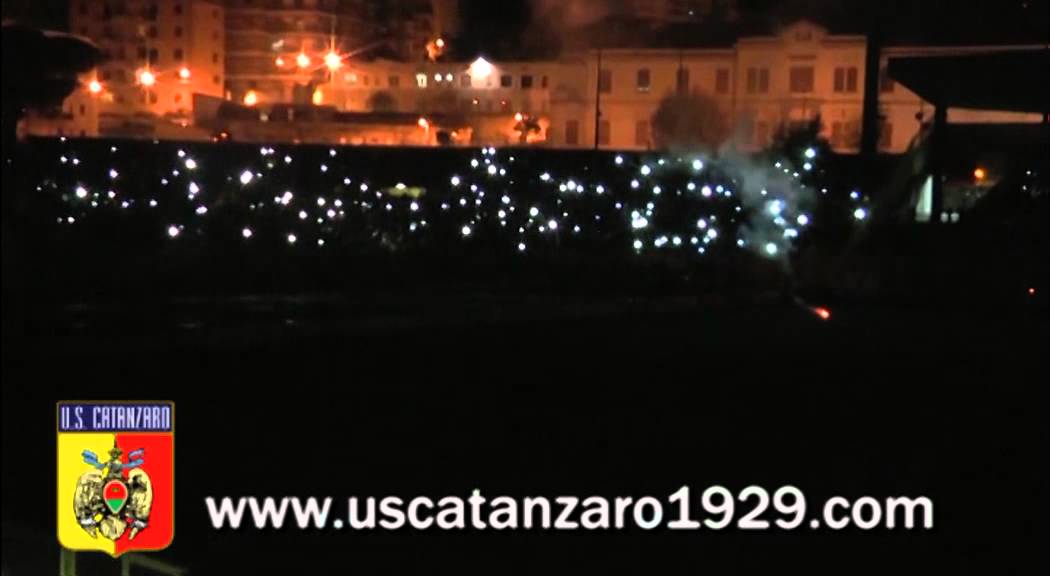 CATANZARO-VIAREGGIO: GLI ULTRAS CANTANO AL BUIO