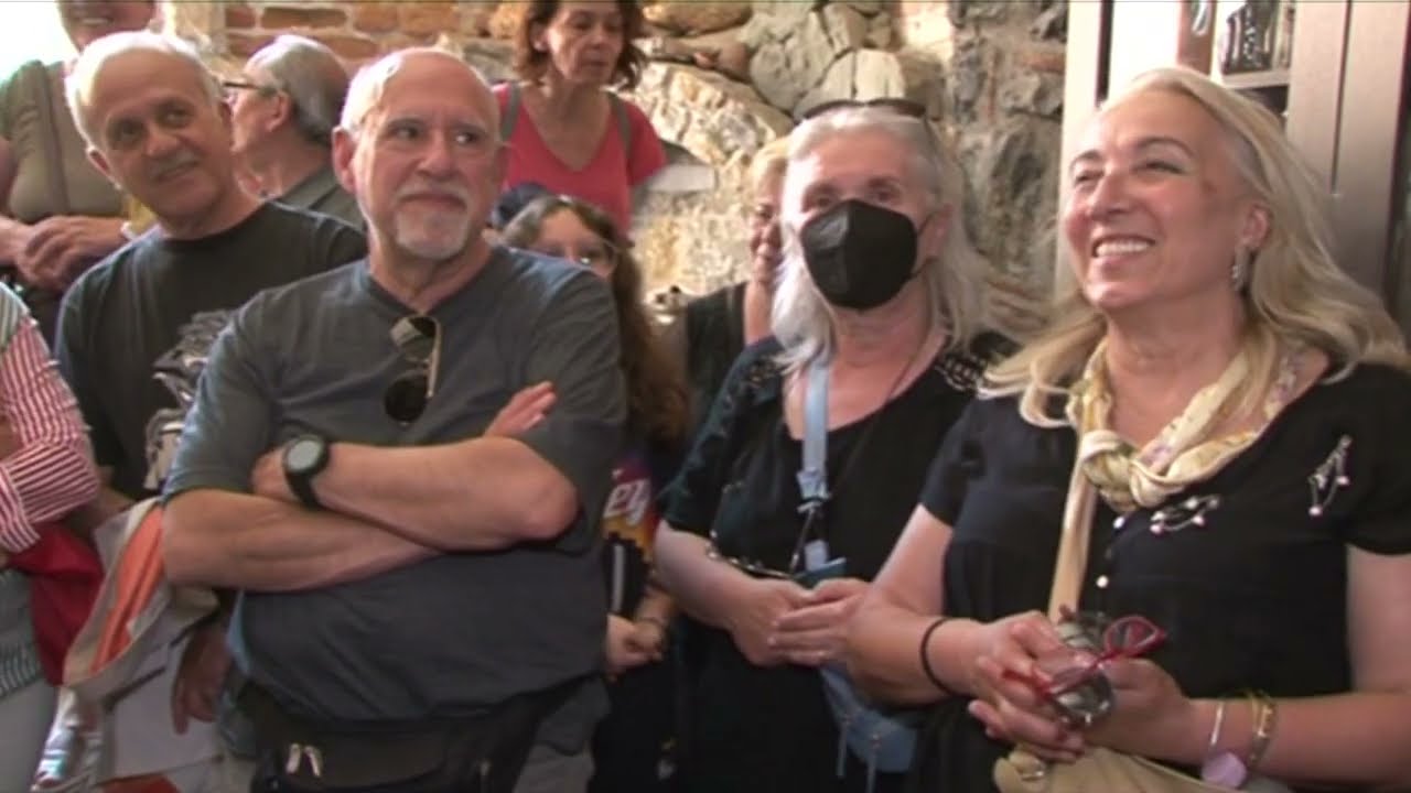 Turistet grekë vizitojnë “Birra Korça”: Jemi të impresionuar, kjo birrë duhet të shitet dhe në Greqi