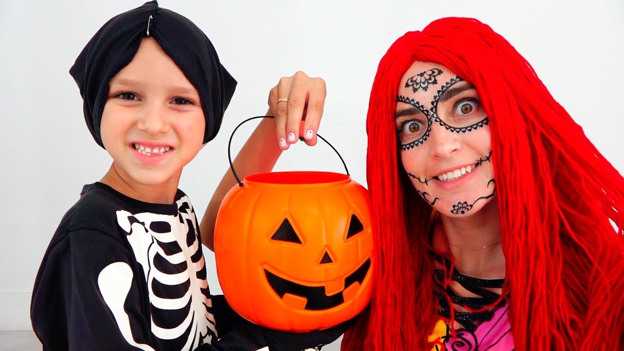 Vlad i Nikita bawią się w Halloween Cukierek albo psikus