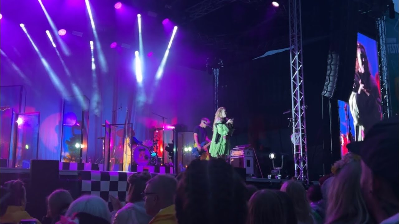 Ellinoora - b&auml;ng b&auml;ng typer&auml; syd&auml;n live Suomipop Festivaali 2024 Jyv&auml;skyl&auml;