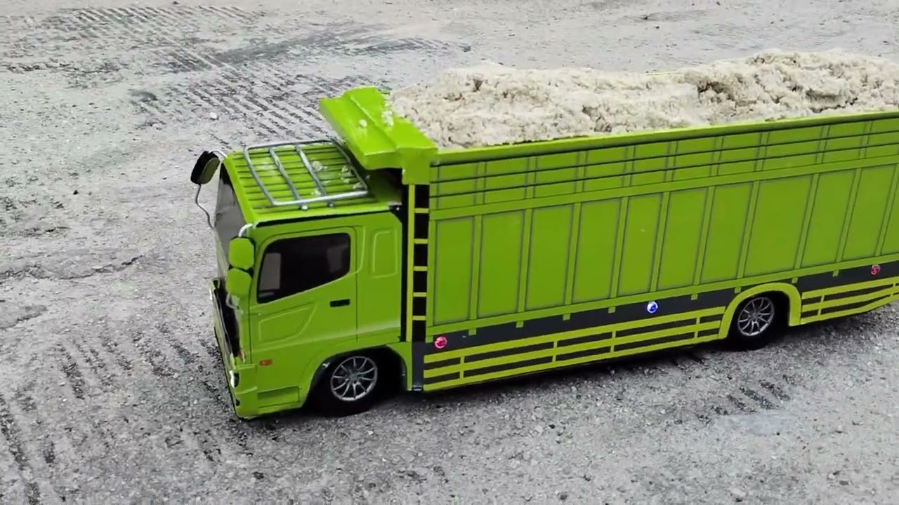 “Smooth RC Truck Ride Turns Into a Flip”
