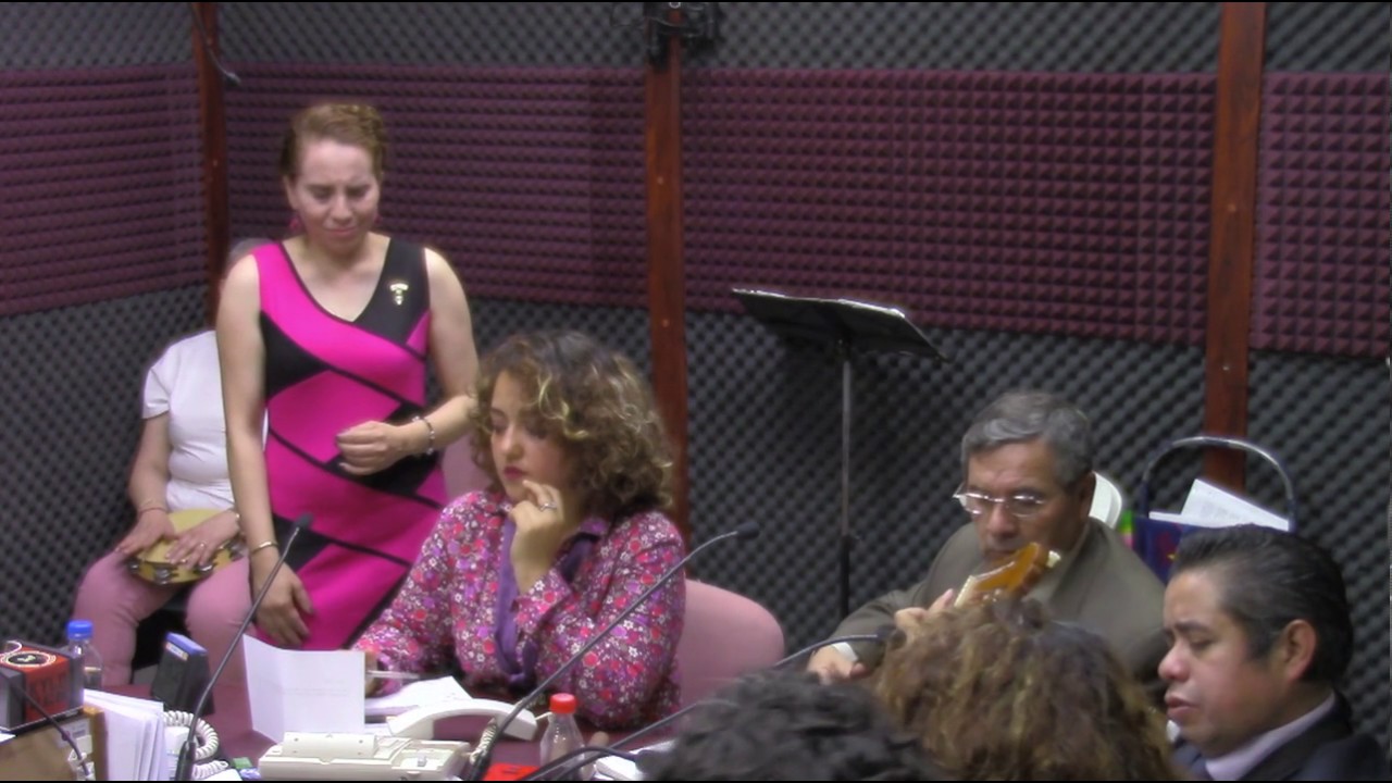 Argelia siempre tiene tiempo de echarse otra (1/2); Hay unos ojos - Martínez Serrano