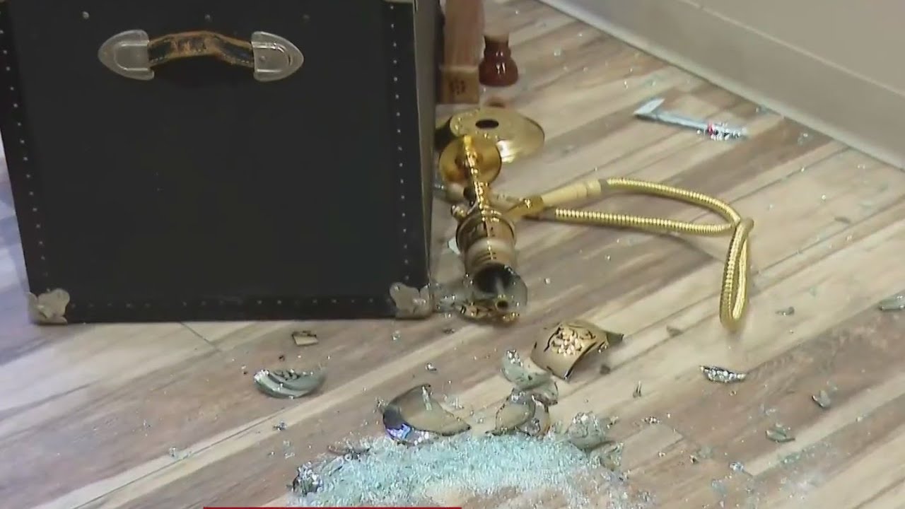 Thieves steal cigars, pipes and cash from smoke shop in West Town
