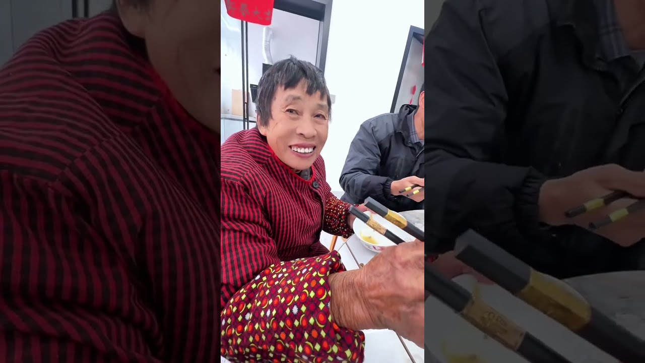二姐和姐夫还要堂妹一家人来给妈妈拜年，大家一起做菜，农村过年🧨好热闹😉很温暖💕幸福感满满🥳#新年快乐 #欢聚一堂其乐融融 #妈妈 #味道好极了你们想吃吗