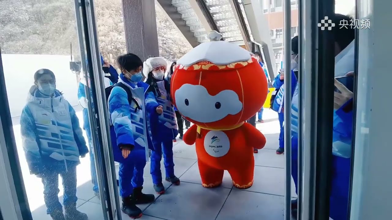 Shuey Rhon Rhon - Super star in the Paralympic Village🤩｜Beijing Winter Paralympics 雪容融上班啦