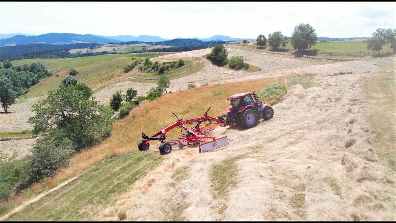 Andaineur Kuhn double rotor dans une parcelle morcelée et en pente