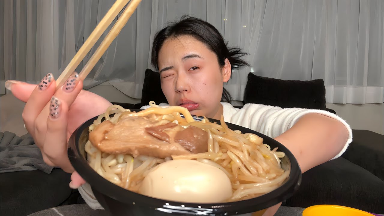 真夜中に油まみれのラーメンむさぼる