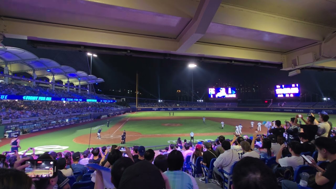 新莊城堡 富邦悍將 曾峻岳 護國神山 久違的出場燈光秀... #4k #富邦悍將 #曾峻岳