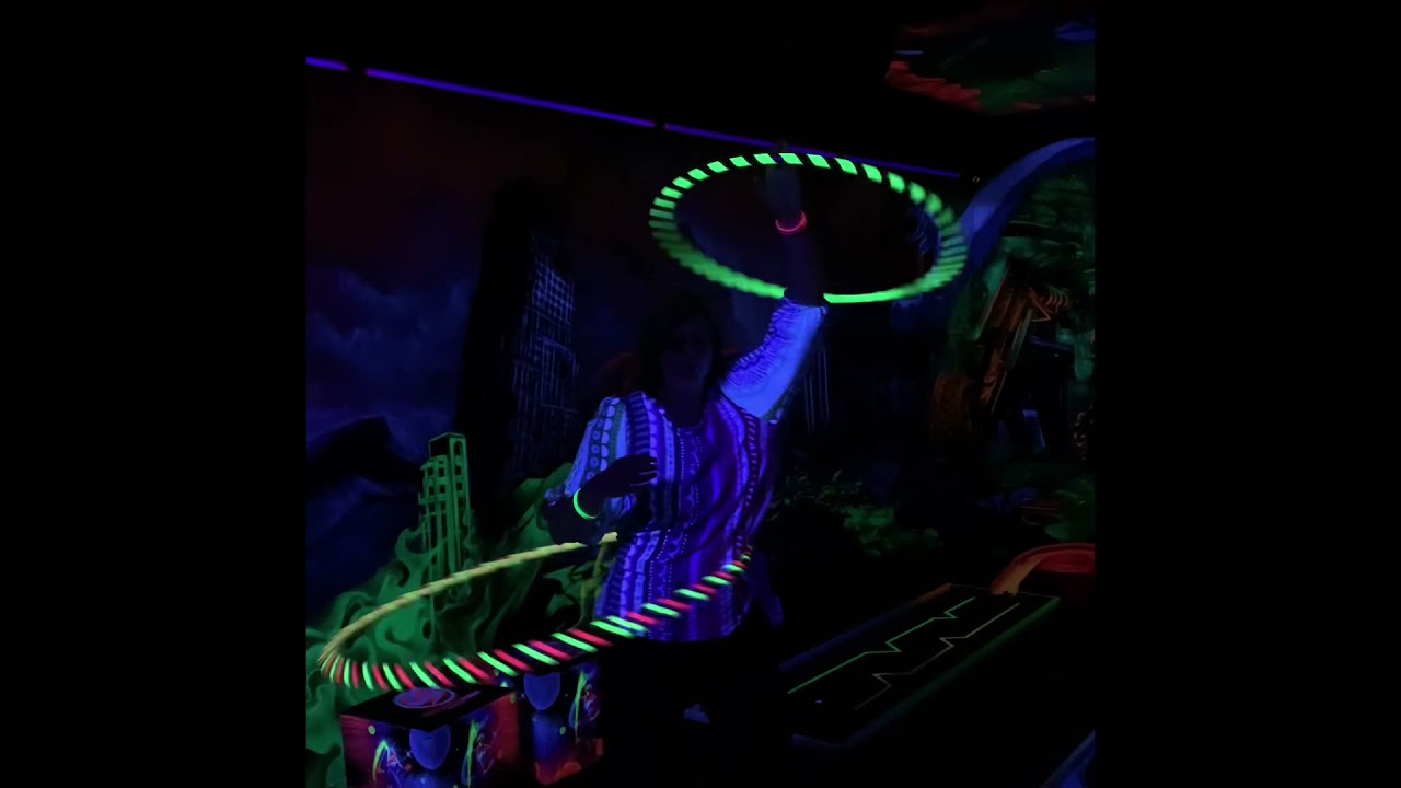 HulaHoop im Schwarzlicht… sowas hast du noch nicht gesehen …