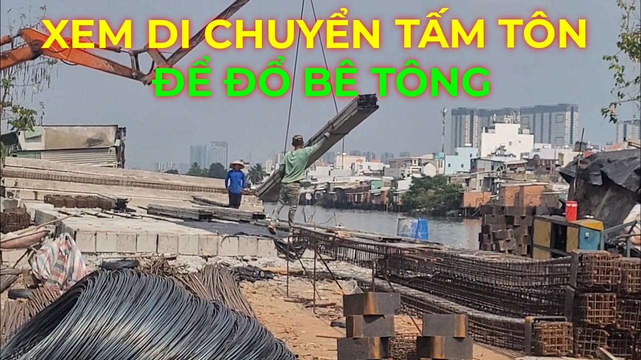 Di chuyển tấm tôn để đổ cọc bê tông cốt thép Bờ Bắc Kênh Đôi đường Nguyễn Duy chiều 09/03/2026