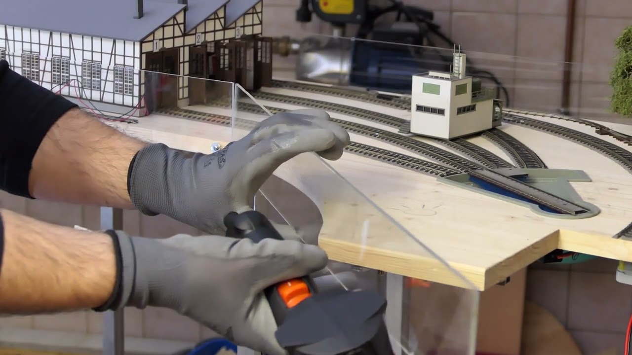 Modellbahn Umrandung aus Plexiglas selber zuschneiden und  biegen