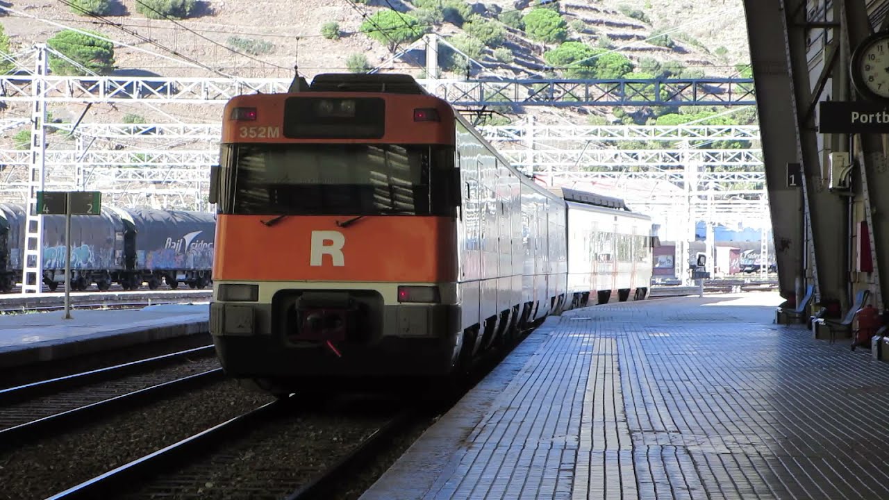 Renfe S-447 R11 llegando a Portbou y saliendo para Cerbère