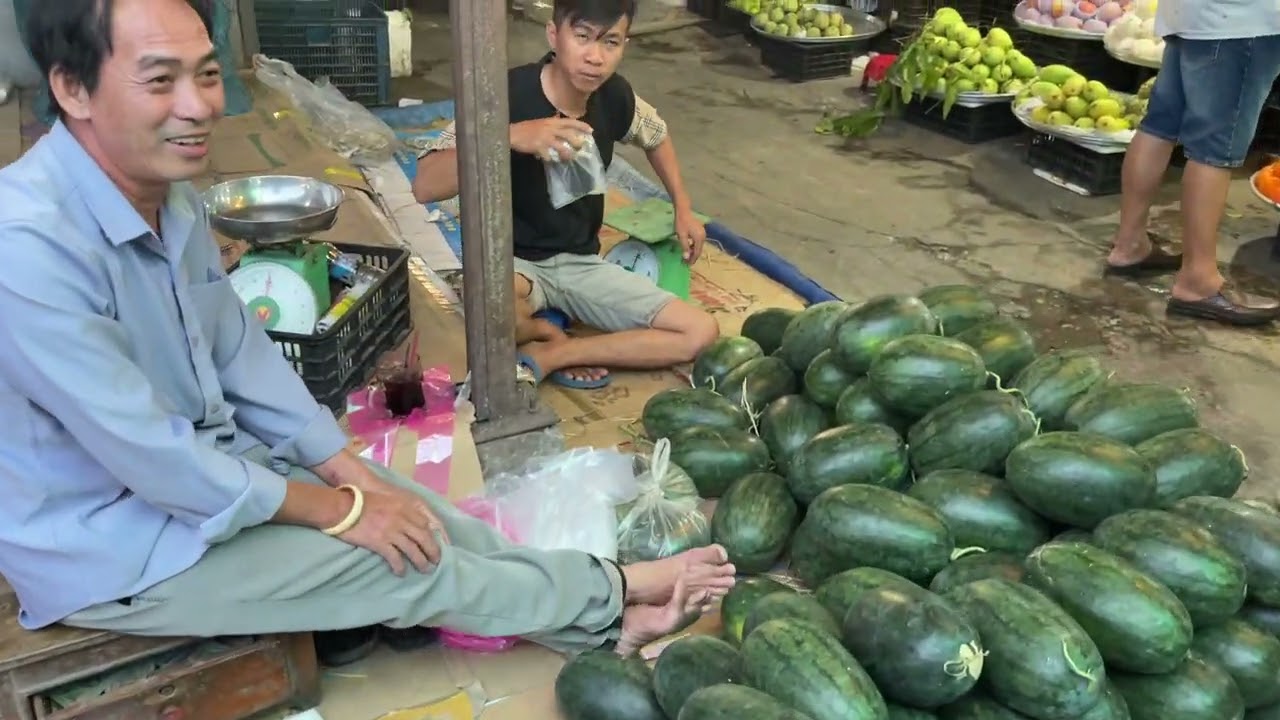 Chợ tết quê tôi đông vui hơn ngày thường.