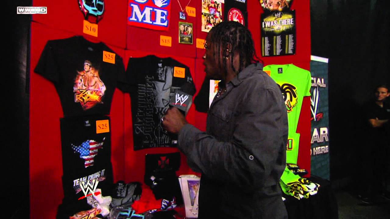 Raw: R-Truth разгромил стенд с товарами WWE