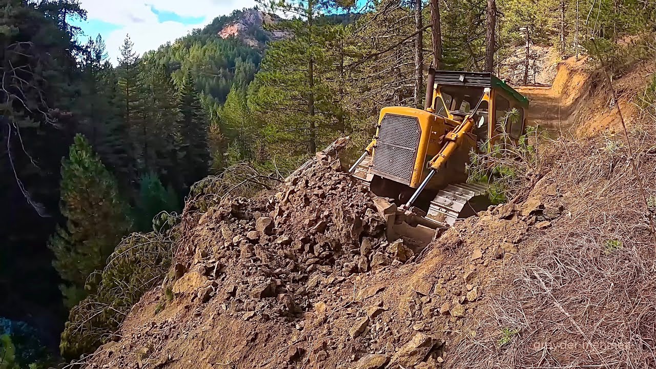 Как легендарный бульдозер Caterpillar D7G передвигается по горам?, Одна часть #bulldozer
