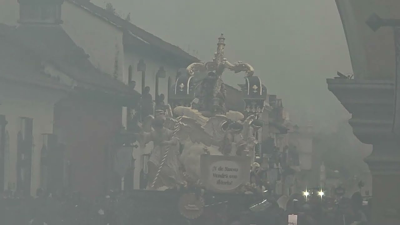 El espectacular paso de Jesús de la Caída por el Arco, 2025