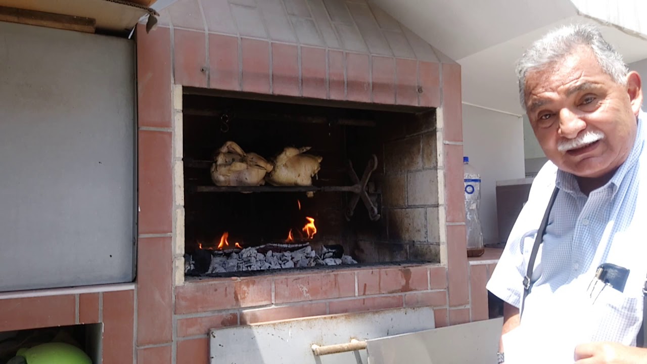 VAZJ Sísmico enseña preparar 🐔 POLLO a la BRASA en su horno propio construido por él.