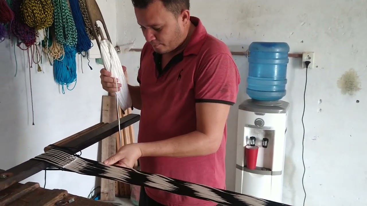 ensinando a fazer o meio do tucum.