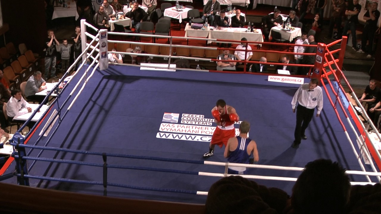 semifinále MCR boxu Jicin 7 12 2013 60kg Jakub Chval vs Patrik Velký 1kolo
