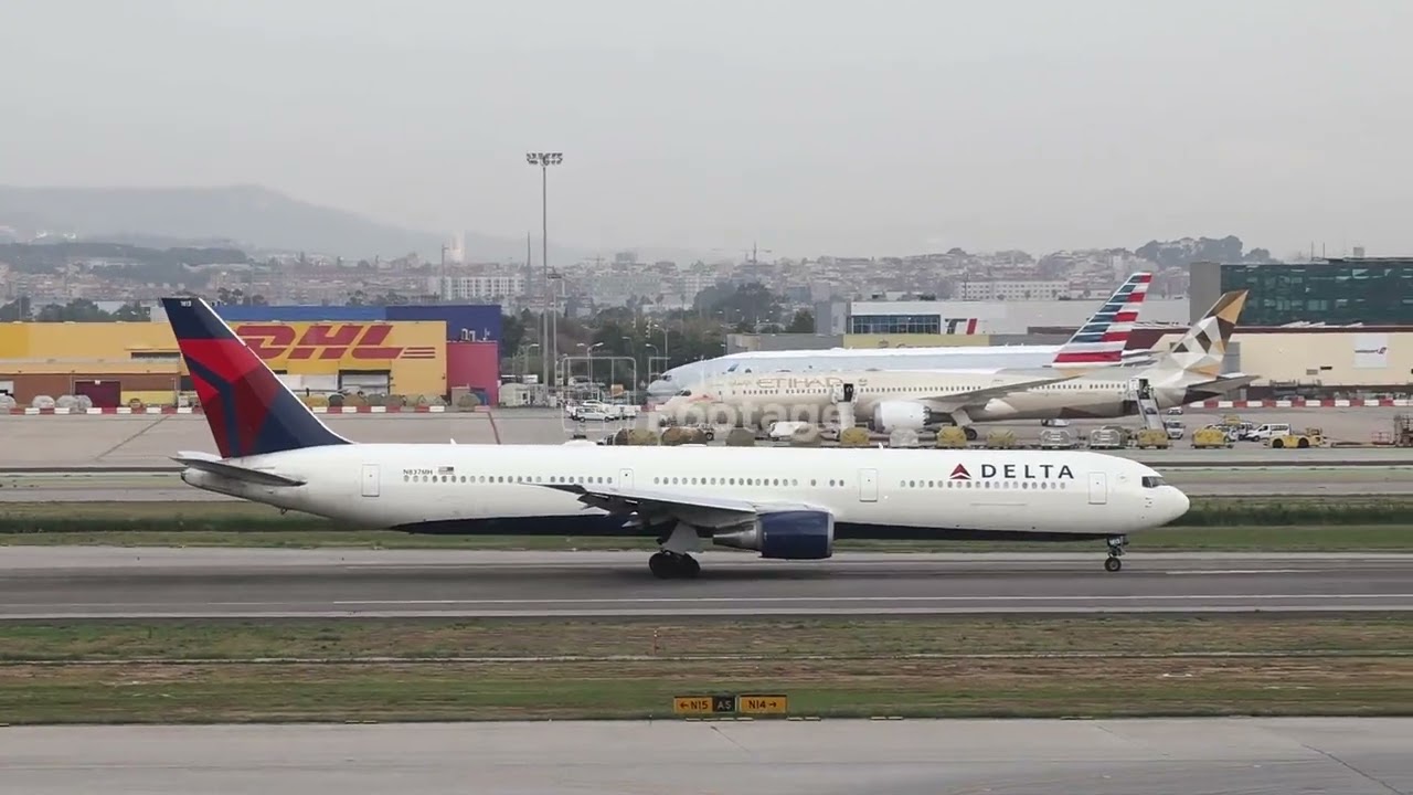 A Delta Air Lines Boeing 767 en la pista del Barcelona Airport