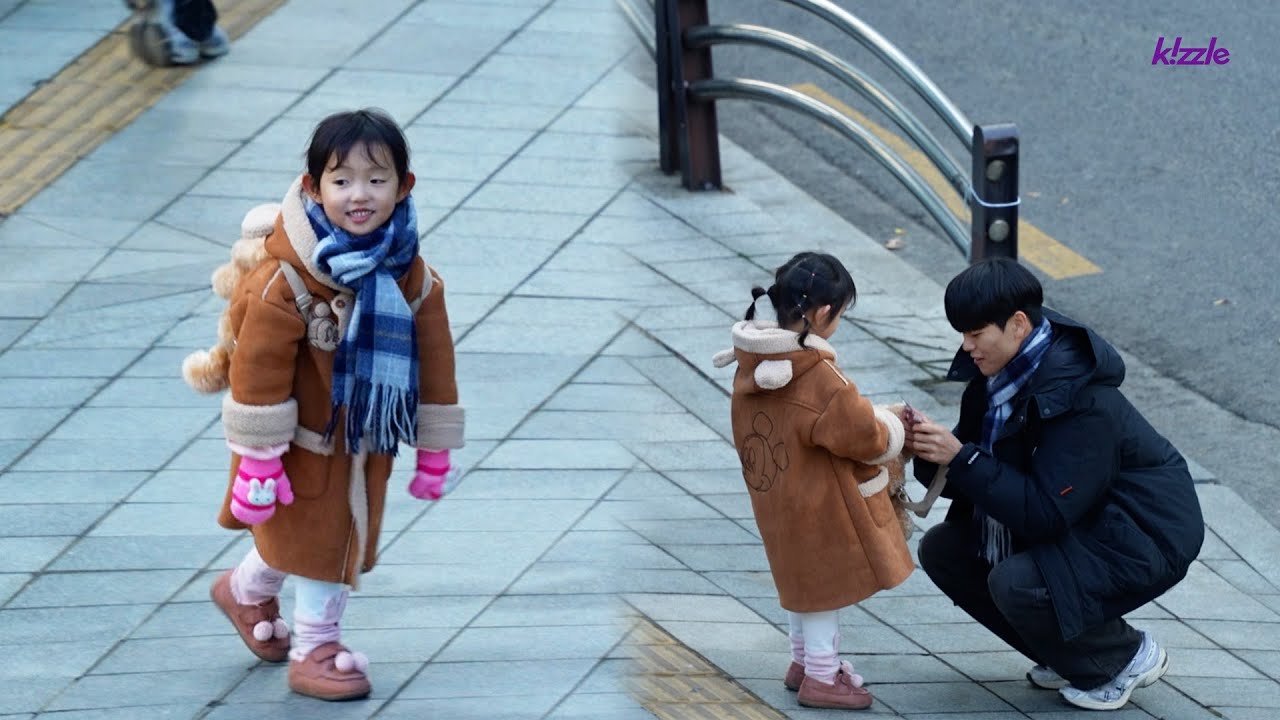 귀여운 아이에게 핫팩을 받은 시민들의 반응 | 사회실험