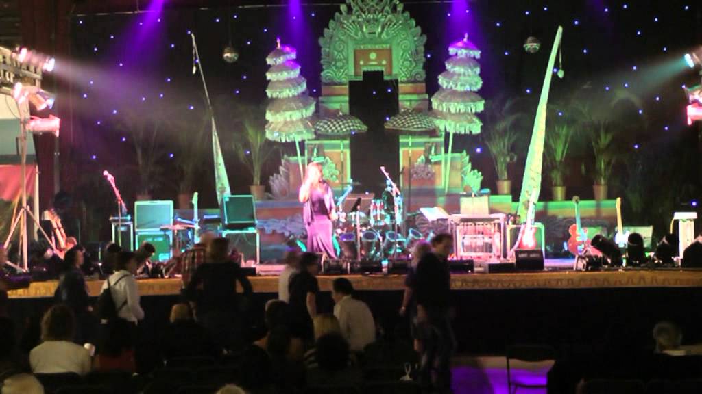 Dewi Mass: To love somebody, Balada Pelaut & the Cumbia