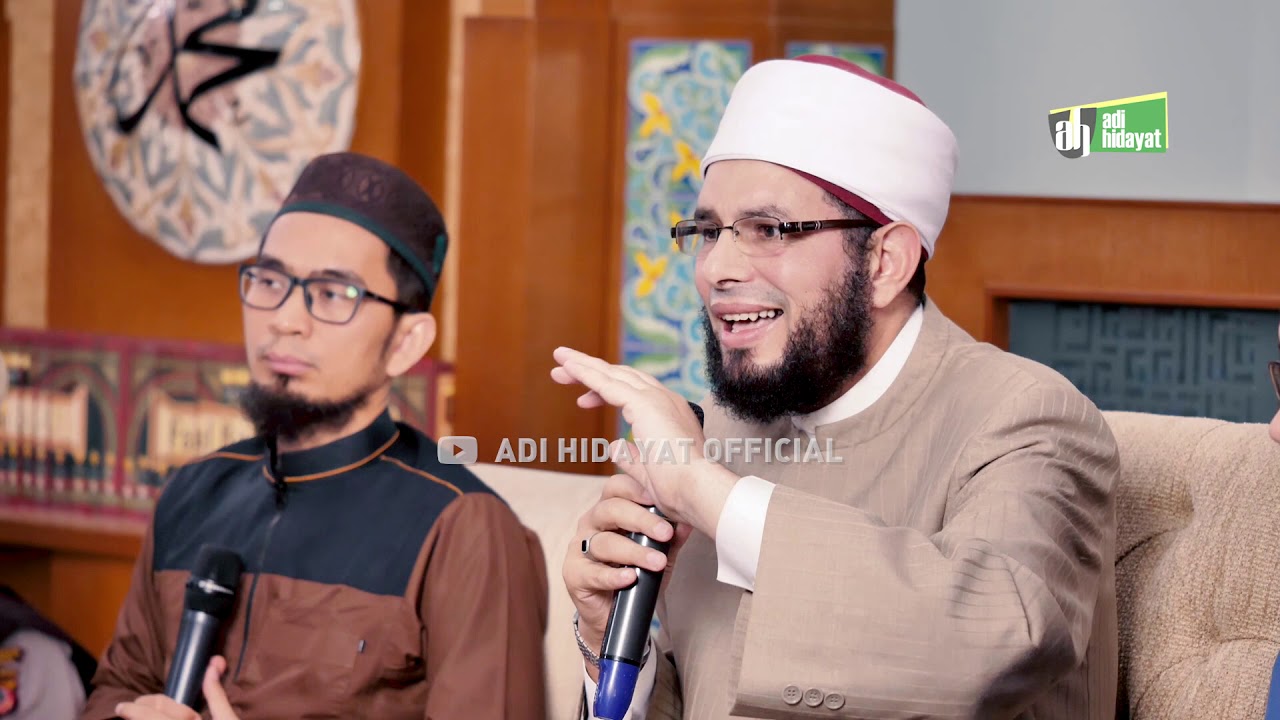 [HD] TANYA JAWAB UAH: Saat di Atas Kendaraan, Kemanakah harus menghadap kiblat ?