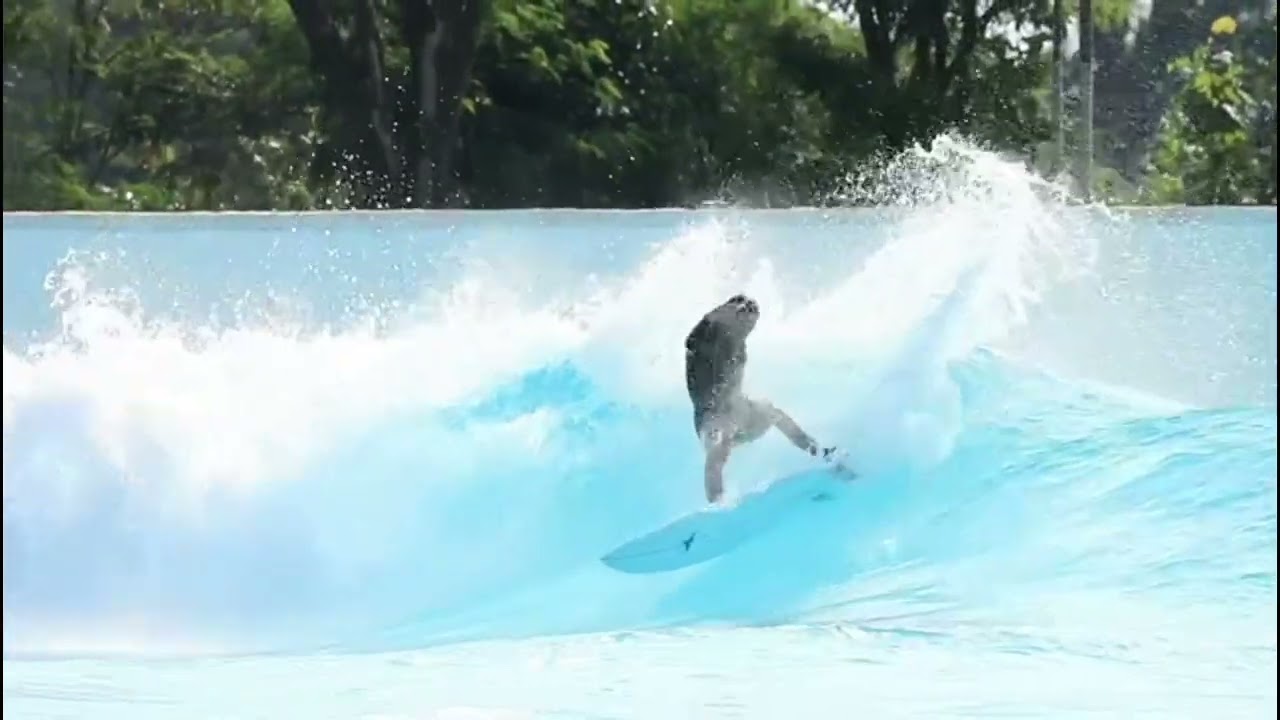 Twin Pin em a&ccedil;&atilde;o na piscina de ondas Imagens:  Sebastian Rojas