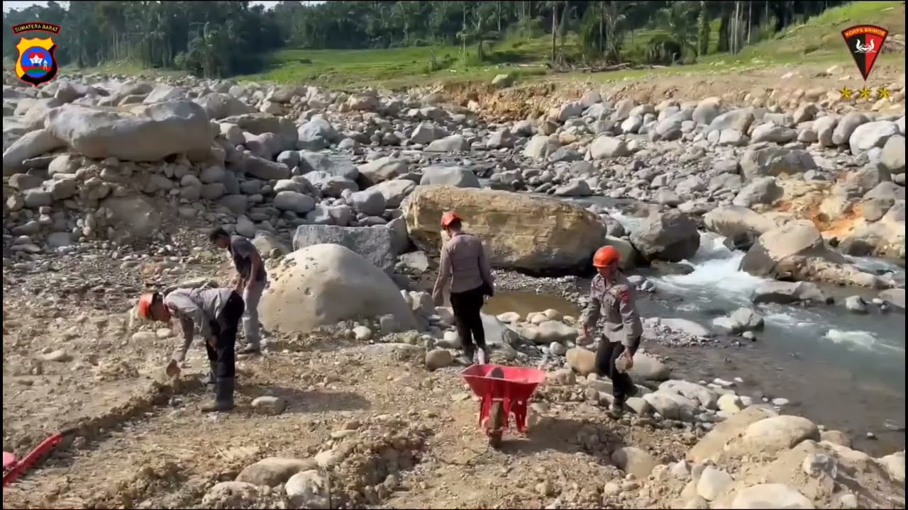BRIMOB SUMBAR BANTU MASYARAKAT DENGAN MENIMBUN JALAN DI PALEMBAYAN