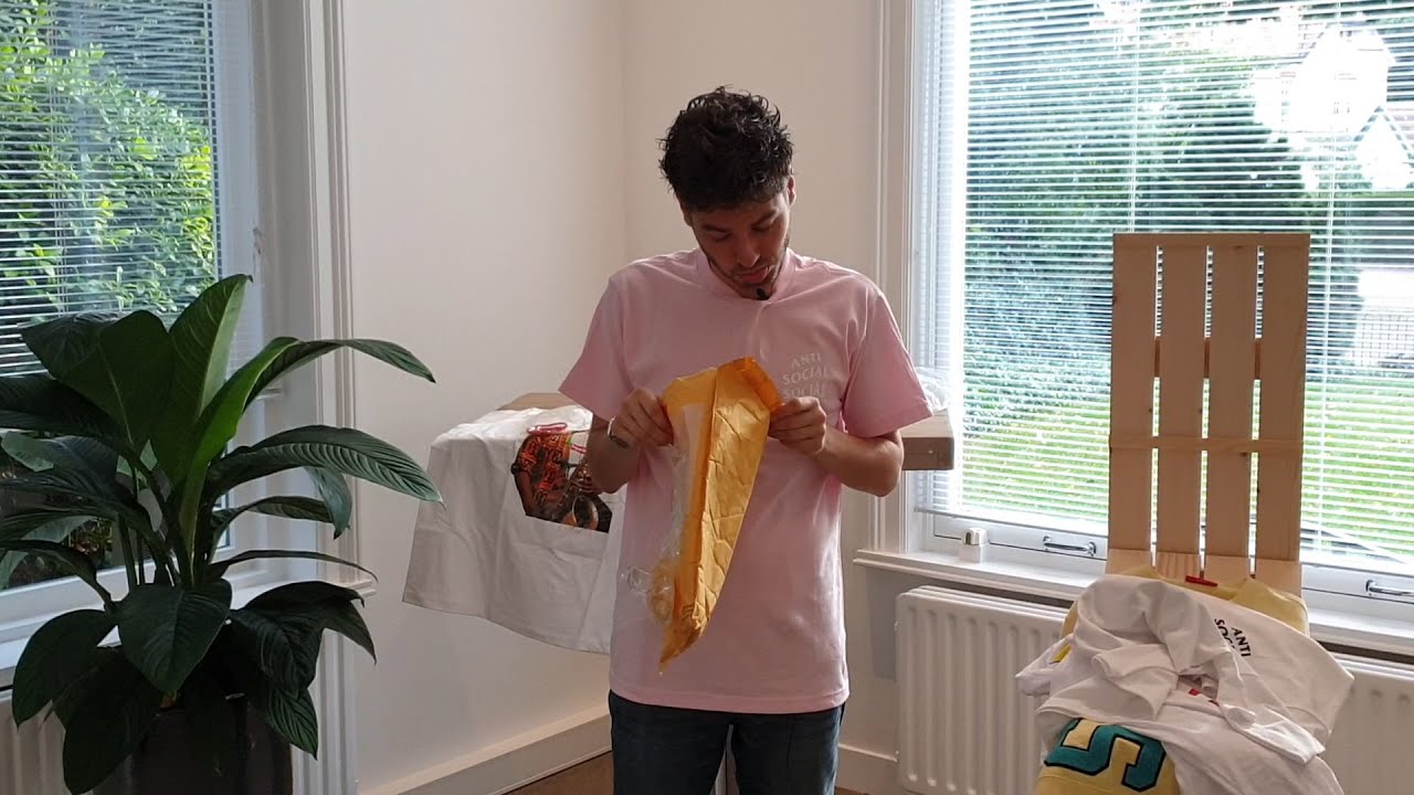 Unboxing van de SNKRFLEA Off-White Jordan 1 Chicago Mystery box van €200 + Supreme kleding