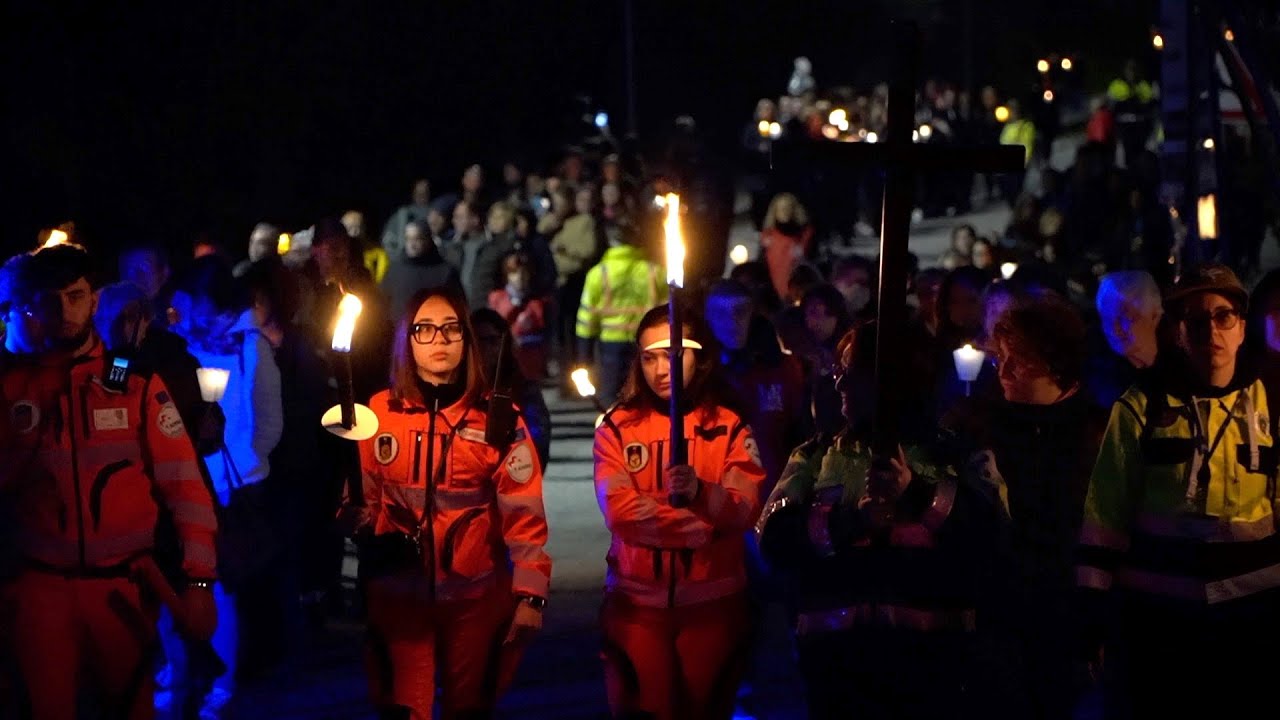 Processione aux-flambeaux con la statua della Madonna di Fatima