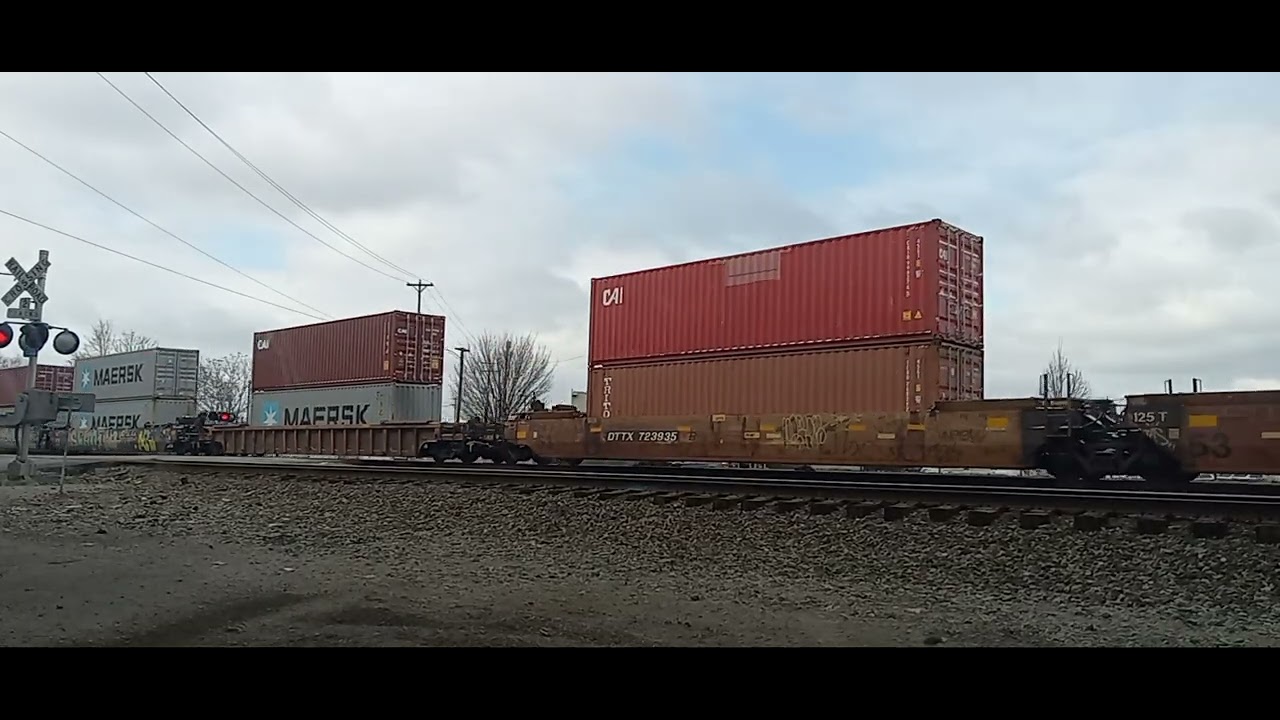 CSX I141 hauling with the auto-modal.