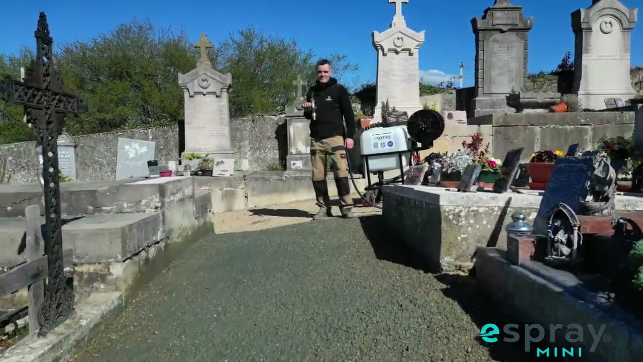 Végétalisez vos allées de cimetière cet automne grâce à l'hydro-projection avec URBAVERT® !