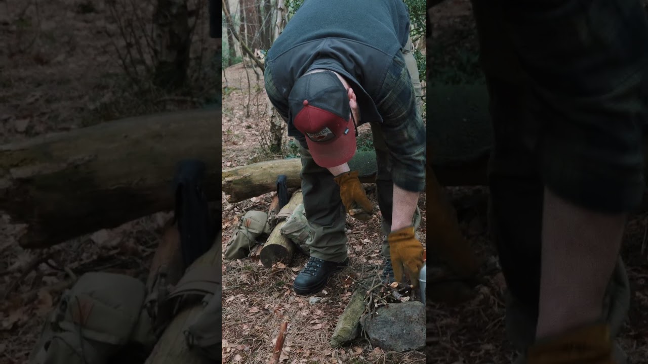 Bushcraft Lagerbau im Wald