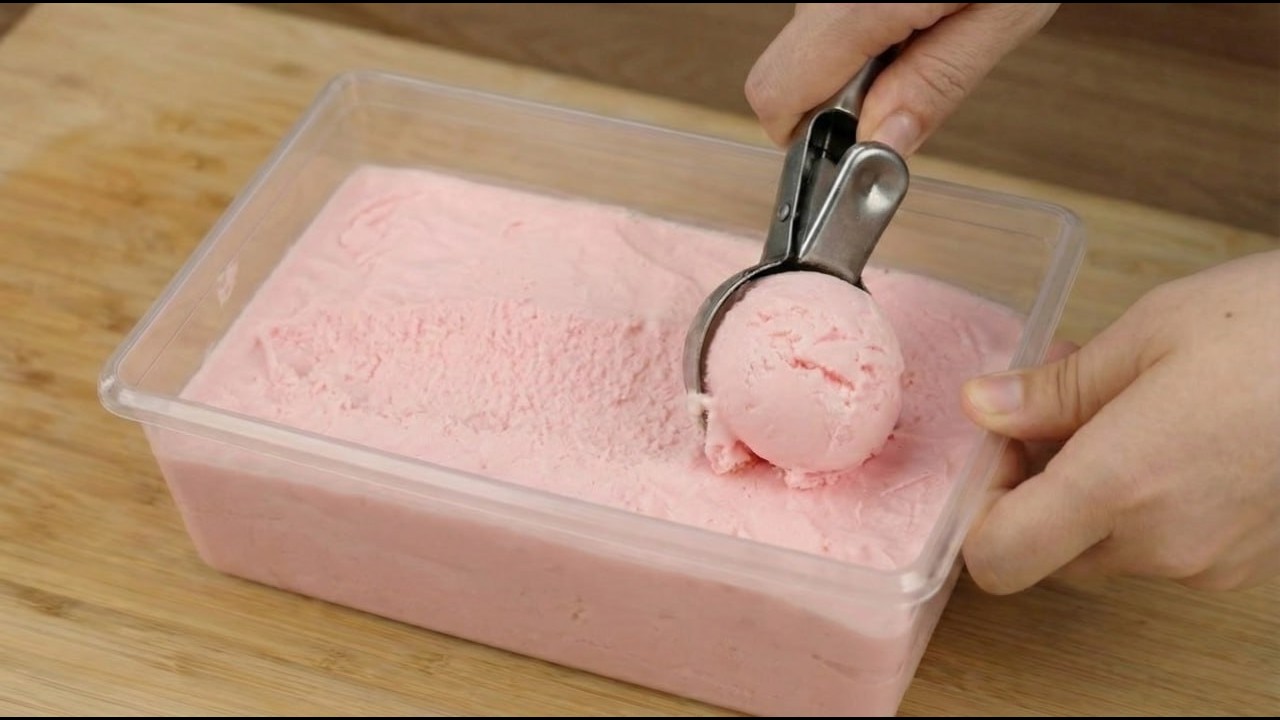 Köstliches Erdbeer-Zitronen-Eis mit nur 3 Zutaten.