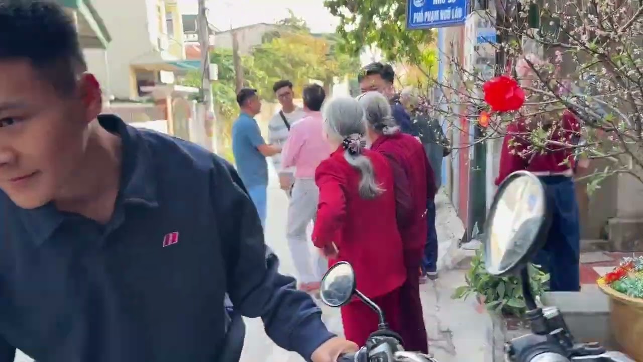 Cuộc gặp những người hàng xóm sau 30 năm 