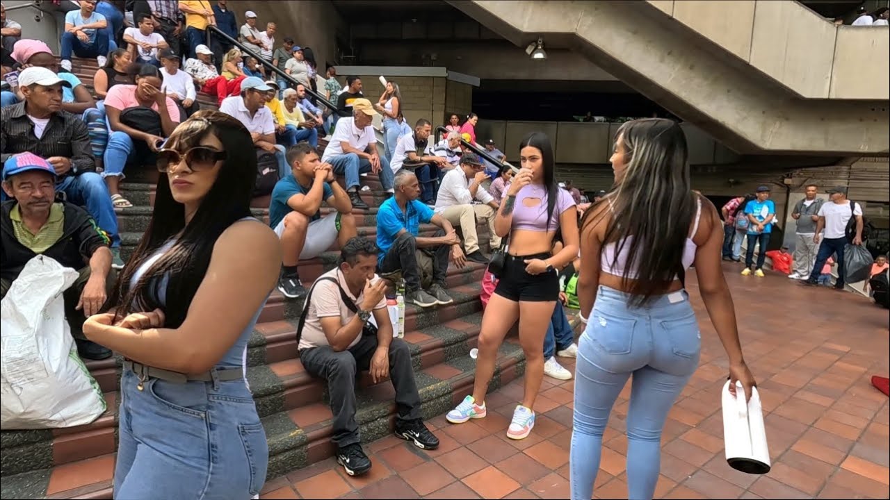 🇨🇴 Extremely Beautiful Coffee Girs in Parque Berrio Medellin, Colombia