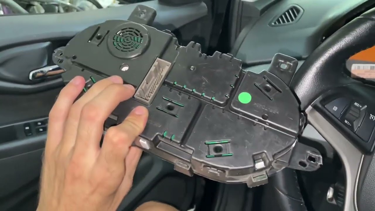 Removendo o painel de instrumentos e instalando o suporte do módulo onstar no ONIX JOY 2019.