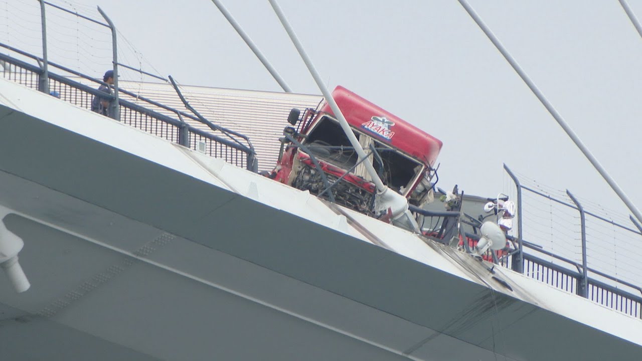 女神大橋で駐停車禁止の車線に停車中の乗用車に大型トレーラーが追突…双方の運転手を書類送検