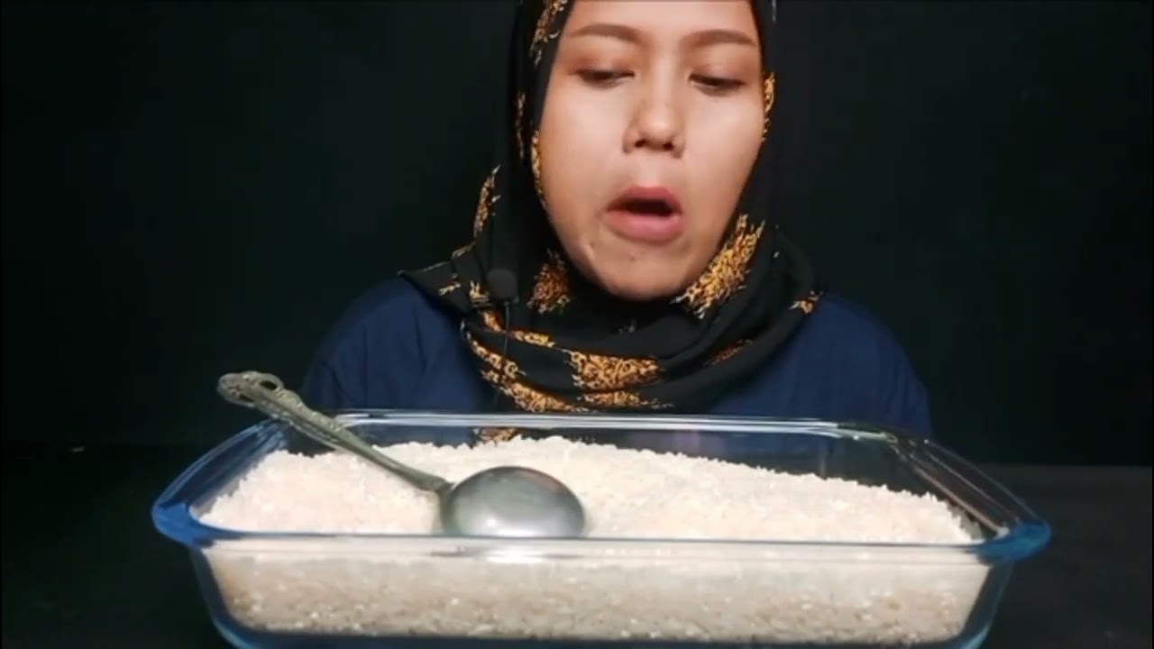 ASMR RAW RICE EATING||MAKAN BERAS MENTAH PAKEK CENTONG||AYU TAMBUNAN CHANNEL#compliation