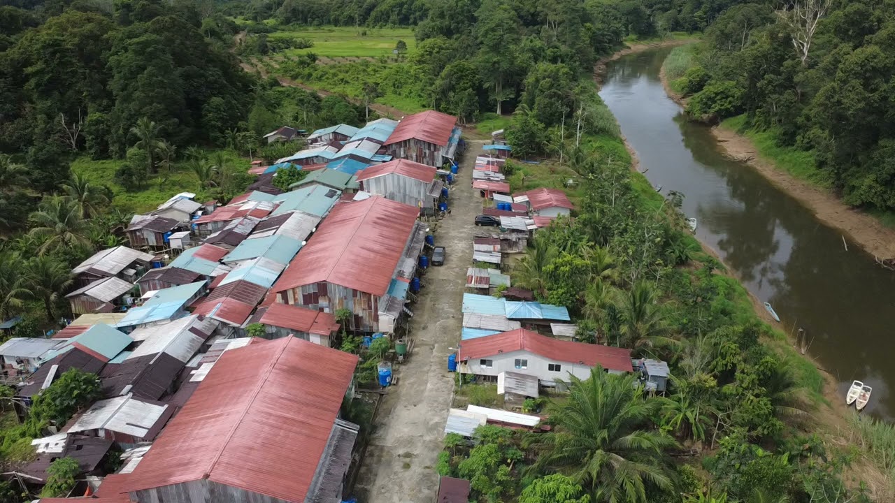 Tebarong Skrang, Rumah Panjang ditebingan Sungai Skrang yang ada buaya.. 