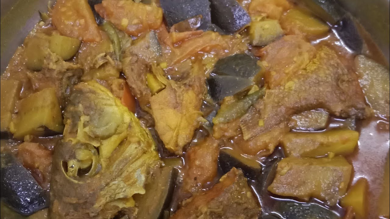 বন্ধুরা মাছ 🐟 ও বেগুন দিয়ে সুন্দর একটা রেসিপি। Block video.
