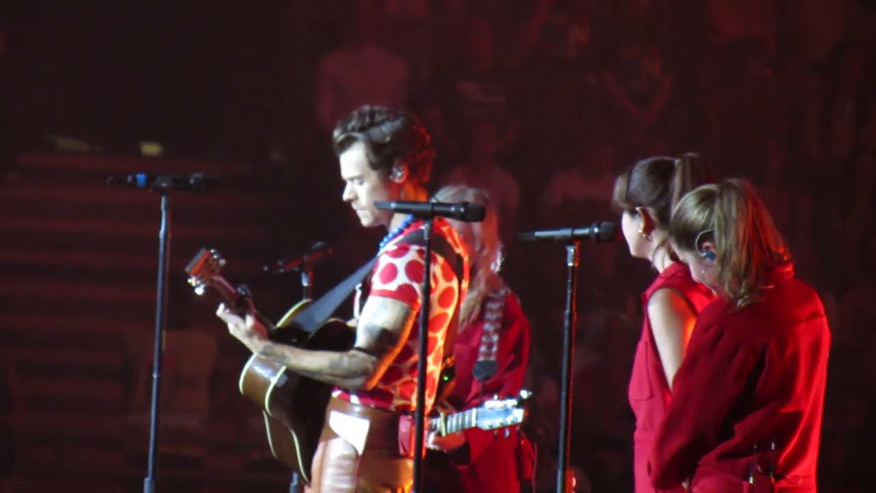 Talking to a fan + Boyfriends - Harry Styles - 1/7/22 - Telenor Arena - Oslo, Norway