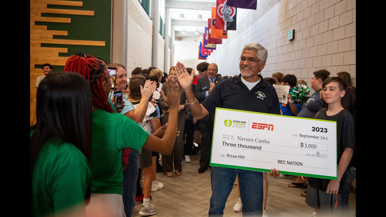 Naveen Cunha receives Extra Yard for Teachers Recognition