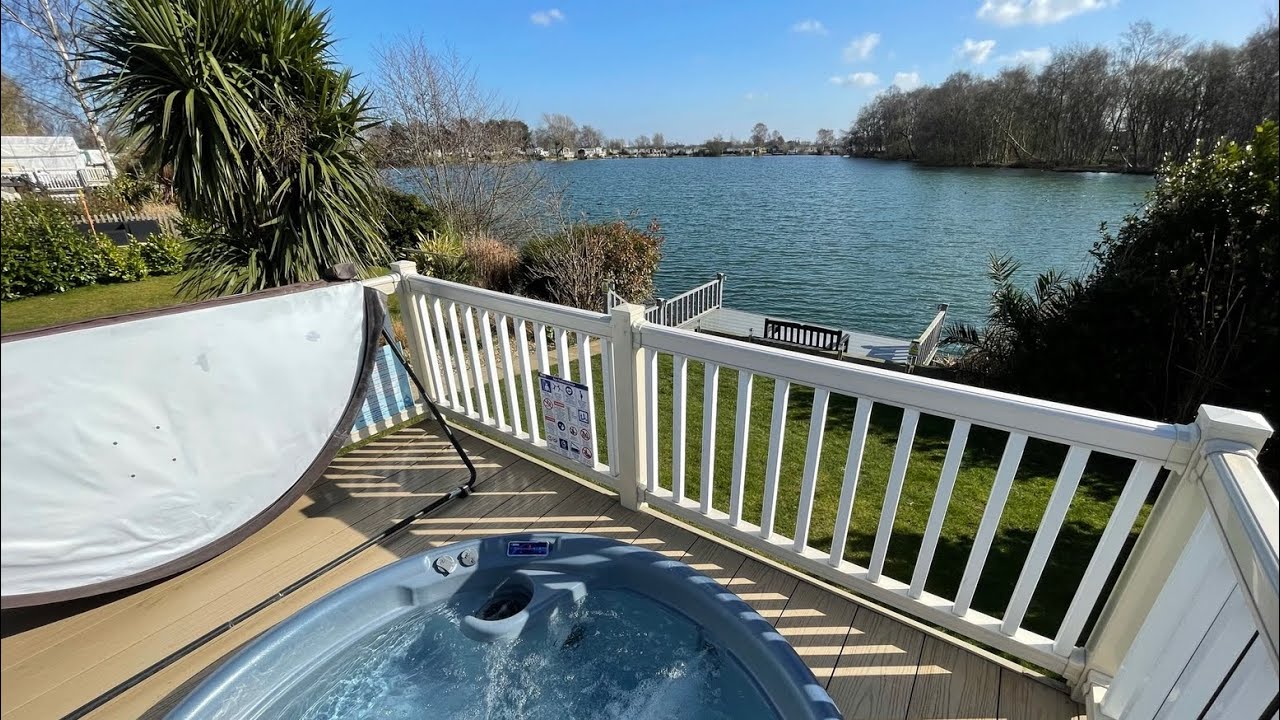 Pet friendly hot tub fishing holidays at Tattershall Lakes